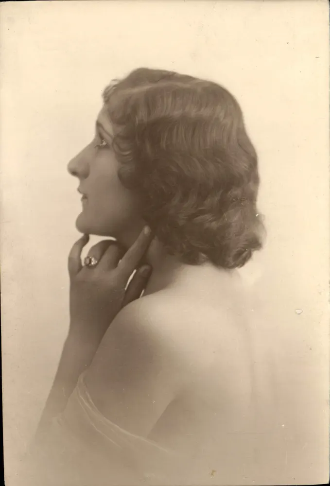 Porträt einer Frau — Profil — Photo Midget, Paris - Vorderseite
