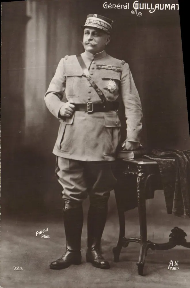 Geral Guillaumat — retrato militar — Pirou Phot, Paris, n°723 - Frente