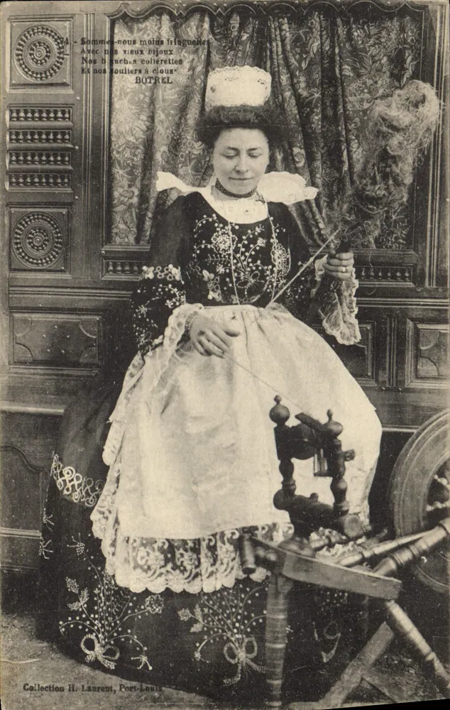 Kobieta w stroju tradycyjnym — tkaczka z kółkiem do tkania — kolekcja H. Laurent, Port-Louis - Awers