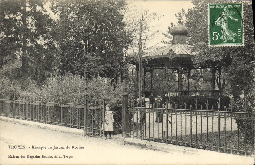 Troyes - Kiosk im Rocher-Garten — Maison des Magasins Réunis, Troyes - Vorderseite