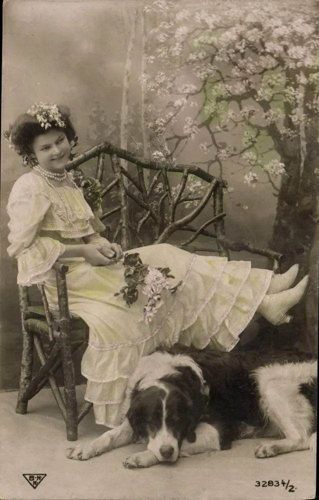 Joven mujer con perro — estudio B-N-K — n° 32834/2 - Anverso
