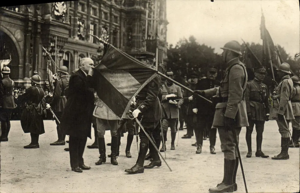 Cerimônia militar em Paris — 23 de junho de 1919 — editor desconhecido - Frente