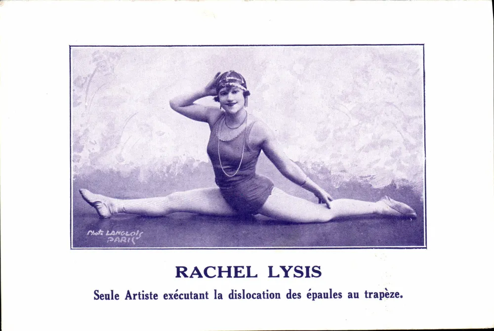 Rachel Lysis — Künstlerin, die die Schulterverrenkung am Trapez ausführt — Foto Langlois, Paris - Vorderseite