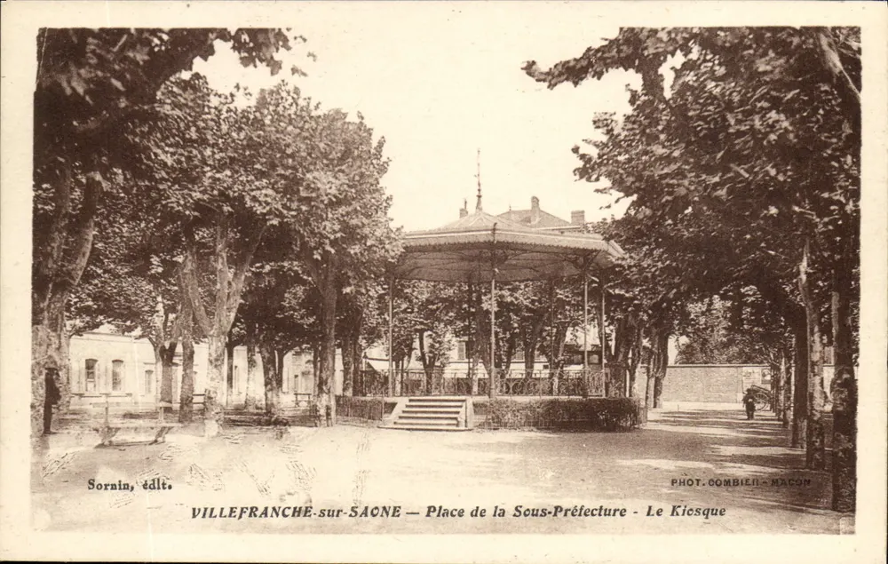 VILLEFRANCHE-sur-SAÔNE — Place de la Sous-Préfecture — Der Kiosk — Foto. Combien, Mâcon - Vorderseite