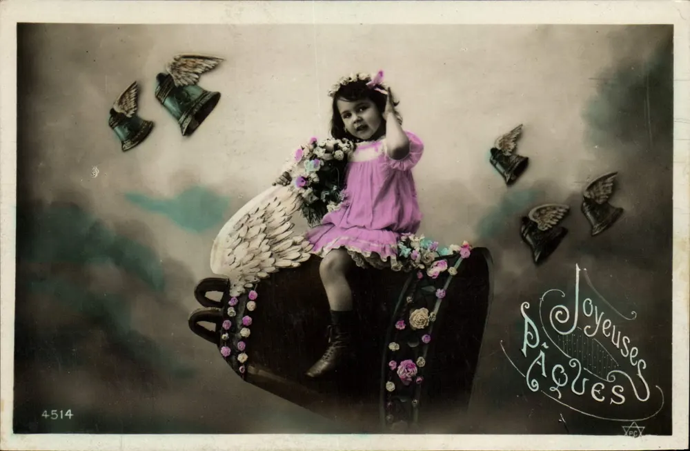 Menina em vestido rosa em cima de um anjo — Felizes Páscoas — YECX n°4514 - Frente