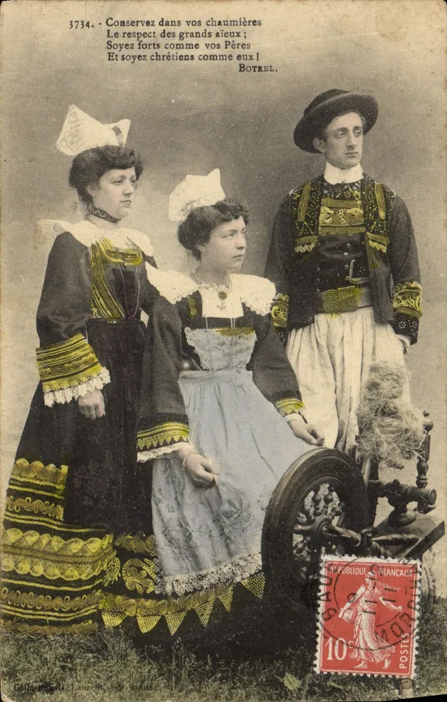 Três pessoas em traje tradicional — Botrel — editor G. Laurin, n° 3734 - Frente