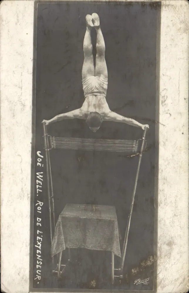 Joe Well - Roi de l'Extenseur — photographie d'un acrobate en équilibre inversé sur un appareil de musculation, éditeur G. Gompier, Paris - Frente