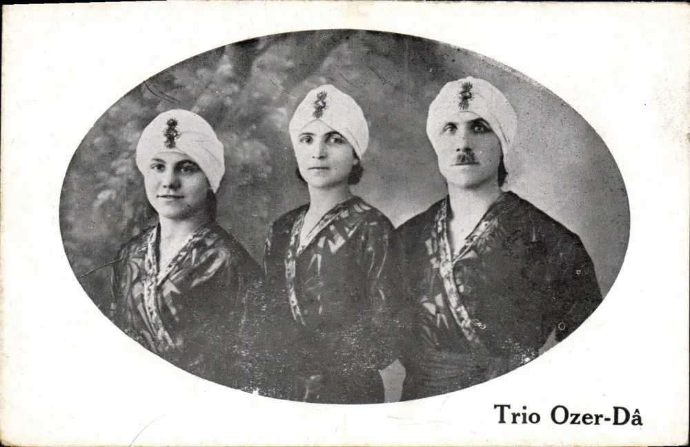 ओज़र-दा ट्रियो — तीन कलाकारों का चित्र — कोई प्रकाशक या श्रृंखला संख्या दिखाई नहीं दे रहा है - आगे