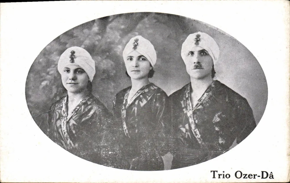 Trio Ozer-Dâ — portrait de trois artistes en tenue orientale — éditeur inconnu, n° de série non visible - Frente