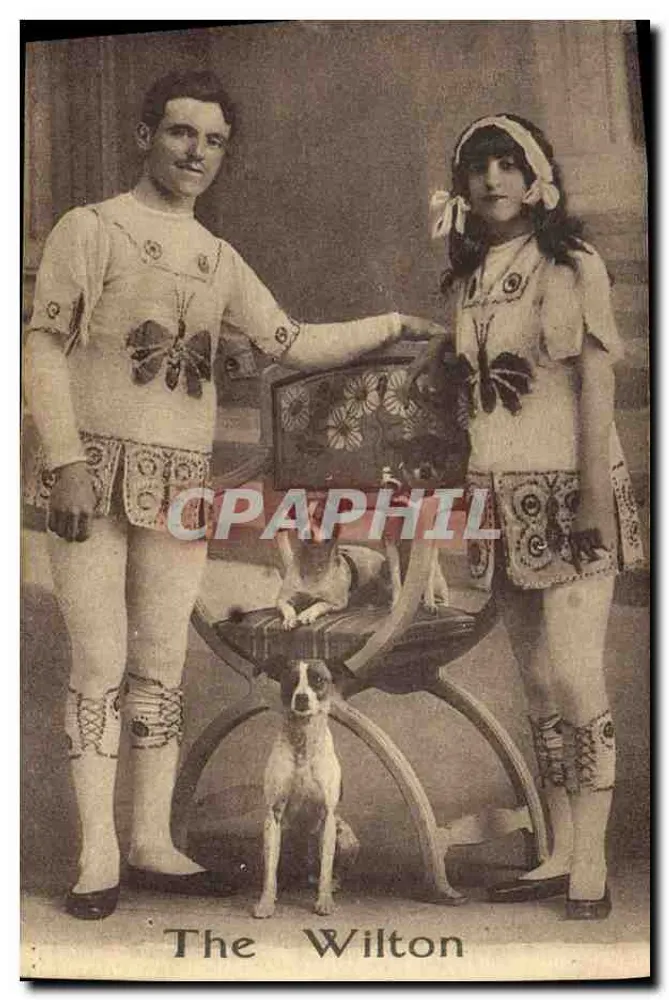 The Wilton — Casal em traje de espetáculo com cachorro — editor Tommat & Reliquois, Toulouse - Frente