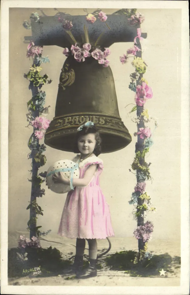 Menina diante de uma grande sineta decorada — Arjalew Phot. — Série 4037 - Frente
