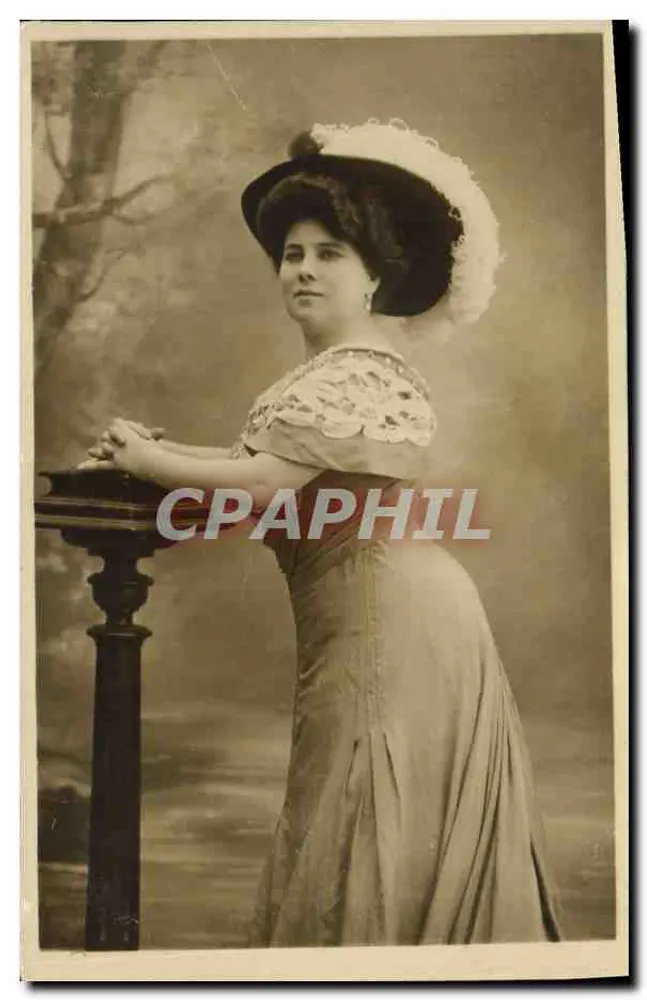Donna in abito e cappello con piume — studio - Recto