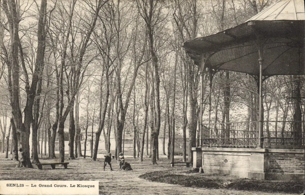 SENLLIS — O Grande Cours. O Kiosque - Frente