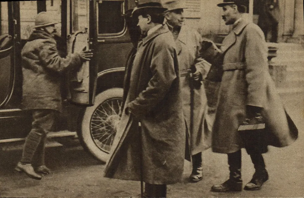 Groupe d'hommes près d'une voiture — Collection privée de M. Guyot — Photographe à illustration, Paris - Frente