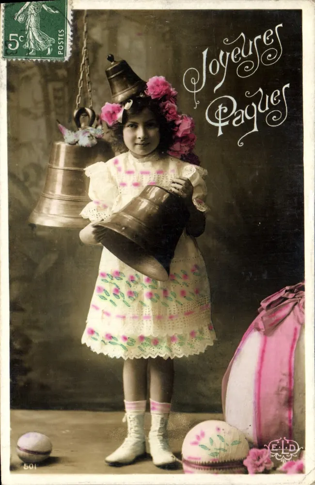 Menina com vestido bordado segurando um sininho — F.D. — n° 501 - Frente