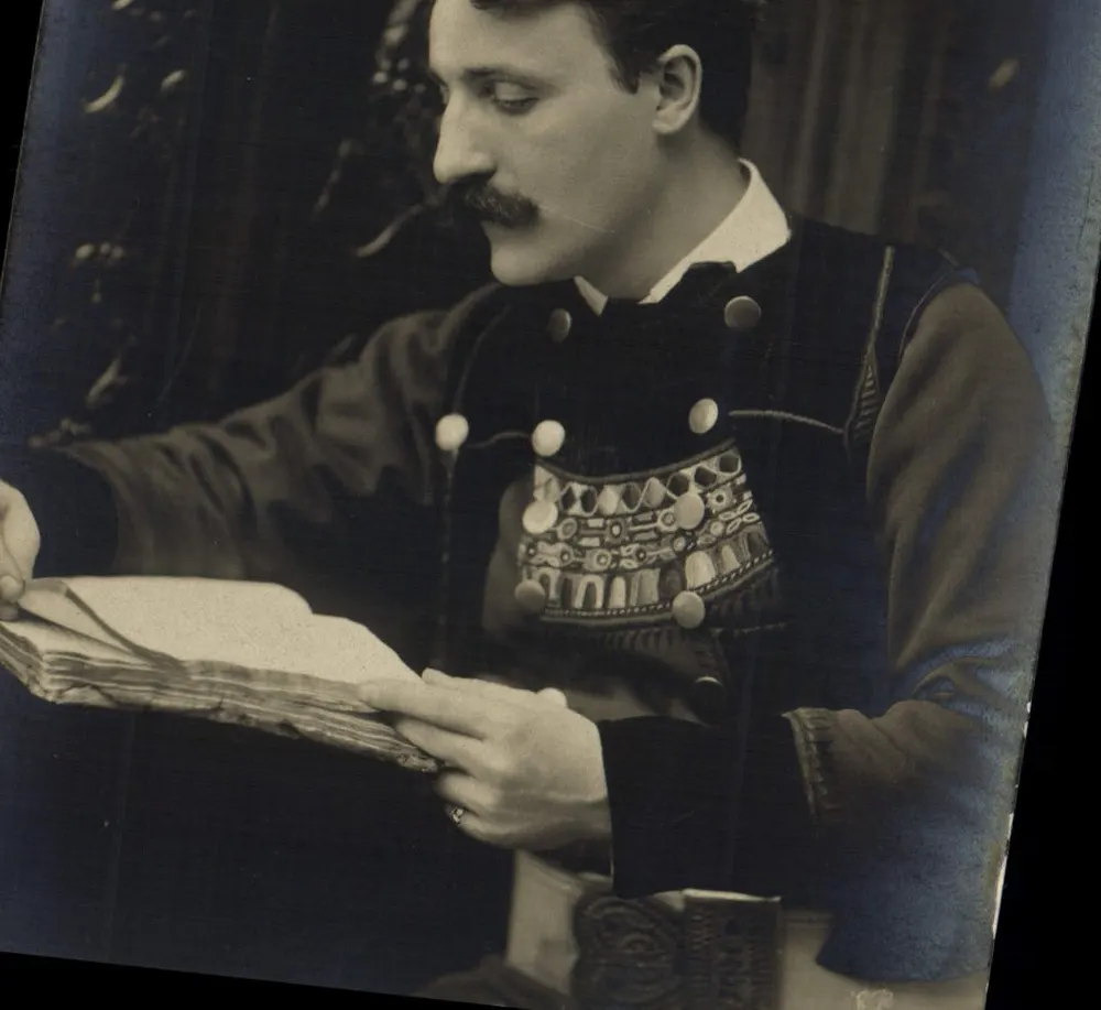 Nikola Tesla — retrato em traje tradicional — editor não visível - Frente