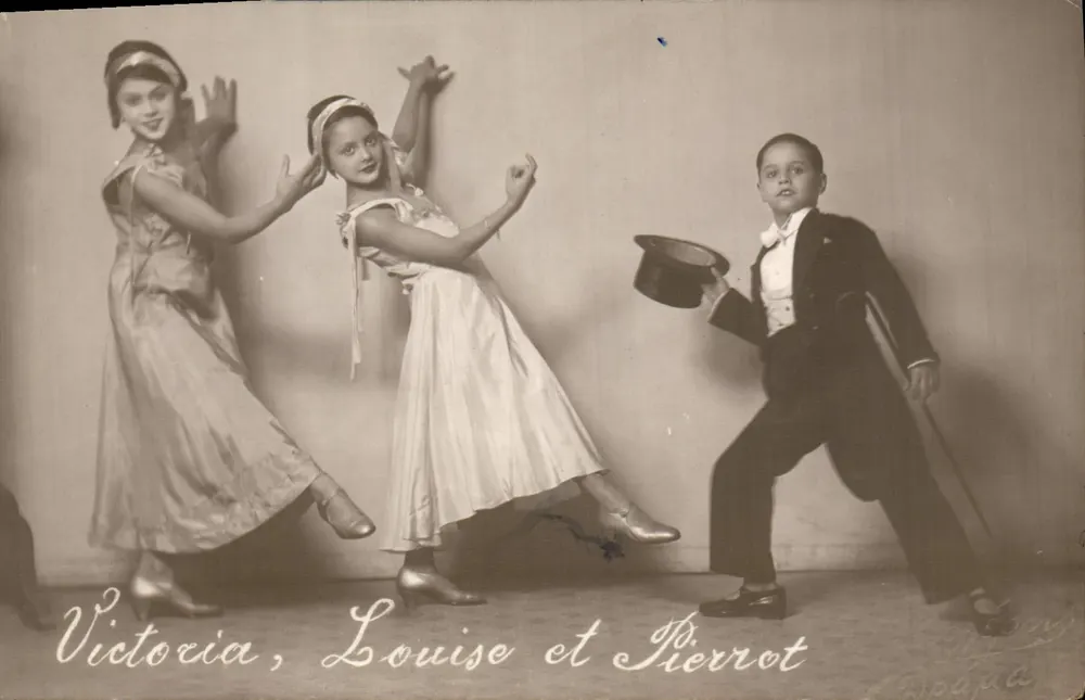 Victoria, Louise e Pierrot — fotografia de cena — editor Boapa - Frente