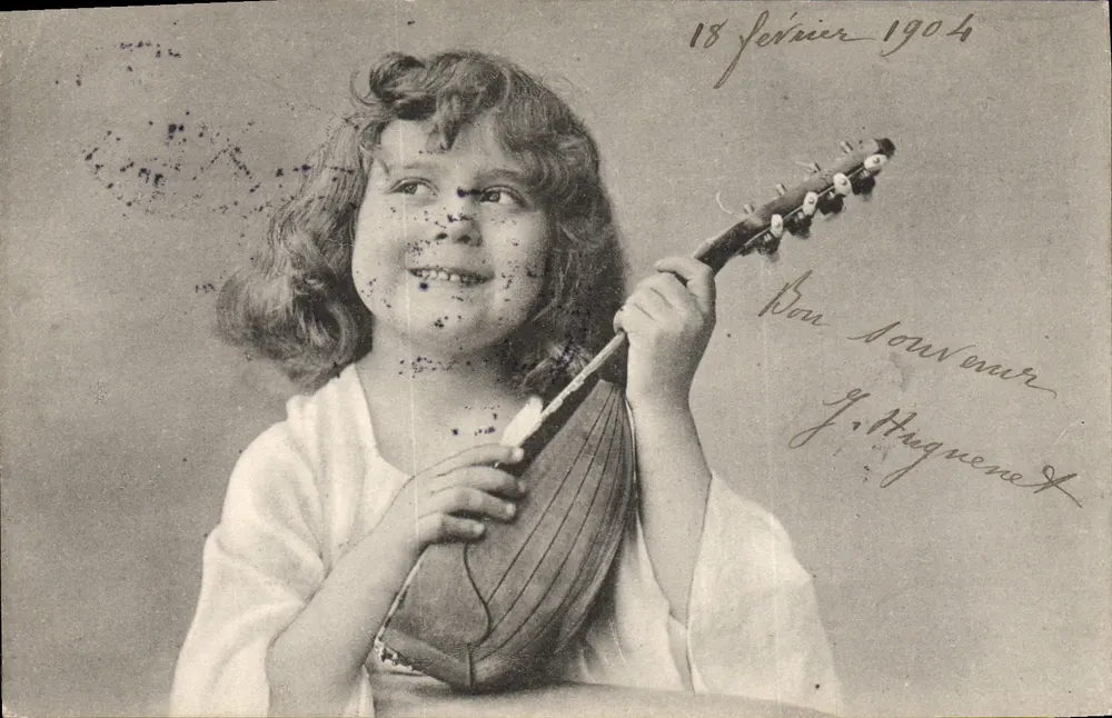 Menina com mandolina — Carta postal assinada por J. Huguenet — P. F., B. Série 3805 - Frente