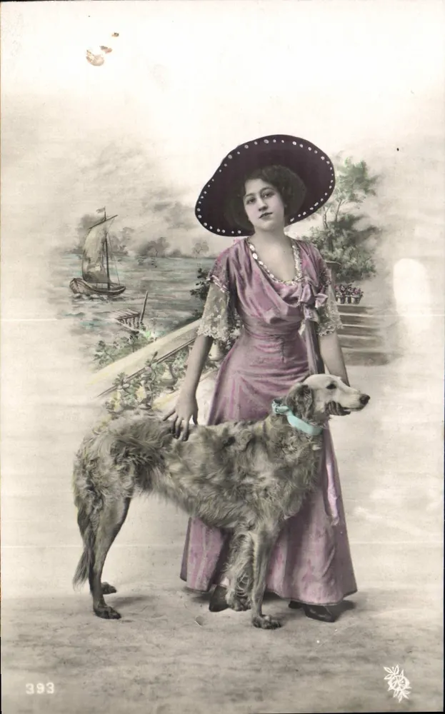 Joven mujer en vestido rosa y sombrero negro — con perro — editor anónimo, n° 393 - Anverso