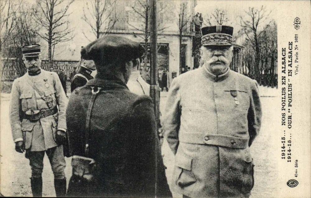 Scène militaire — soldats en uniforme devant un monument — éditeur 'Visé, Paris' N° 1021, 41ème Série - Frente