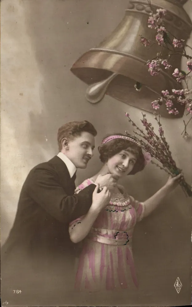 Casal diante de uma sineta — decoração de flores de cerejeira — editor M. 784 - Frente
