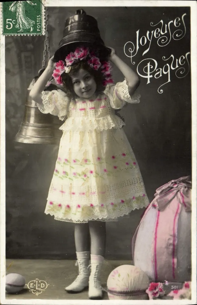 Menina em vestido bordado segurando um grande sininho — Felizes Páscoas — E. D. n° 501 - Frente