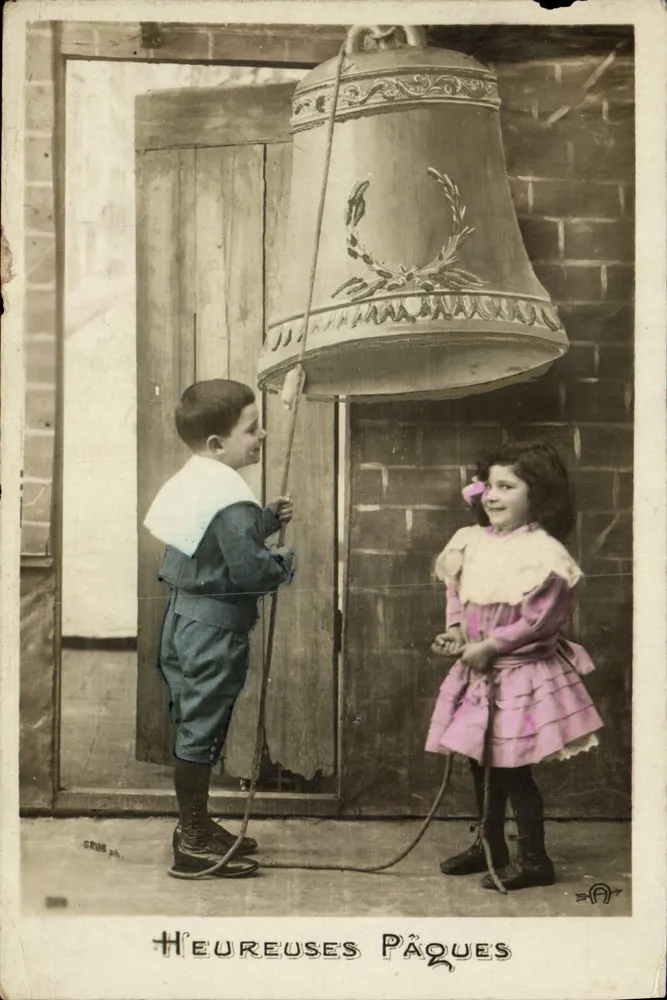 Enfants jouant d'une grande cloche — scène de Pâques — éditeur GROB ph. - Frente