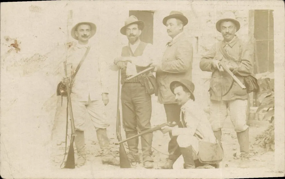 Cinco homens armados — pose de grupo — sem editor ou número visível - Frente