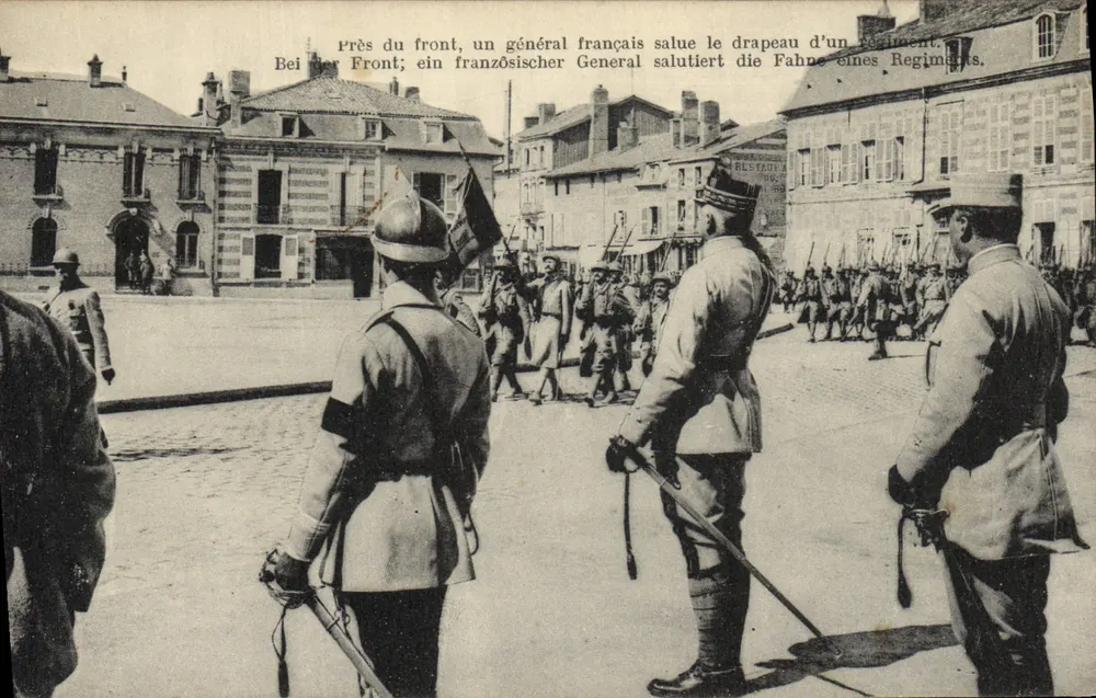Nahe dem Front, ein französischer General ehrt die Fahne eines Regiments — RLSTADE & Cie, n° 1992 - Vorderseite