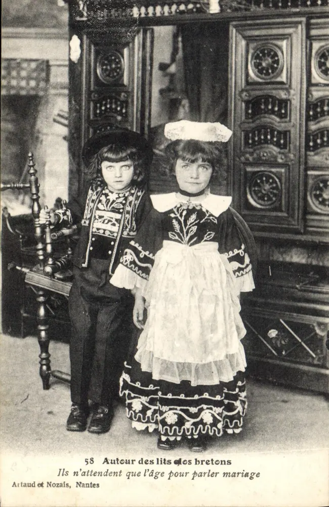 Zwei Kinder im Bretonenkostüm — Um die Bretonenbetten — Artaud & Nozais, Nantes - Vorderseite