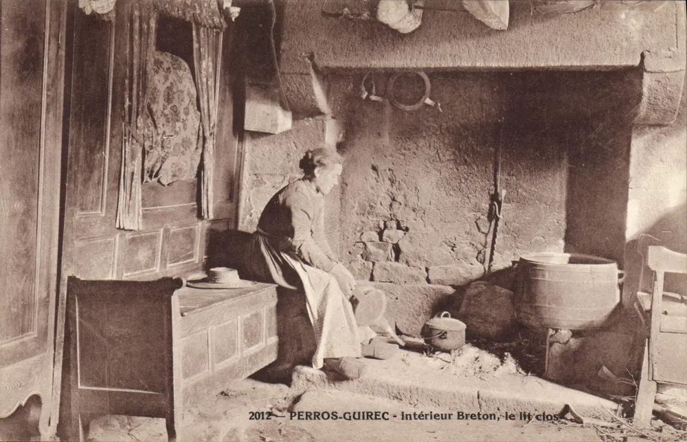 Perros-Guirec — Bretonisches Interieur, das Four-Poster-Bett - Vorderseite