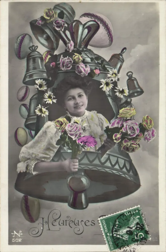 Mulher sorridente em uma grande campana — decoração de campanas e flores — editor N° 502 - Frente