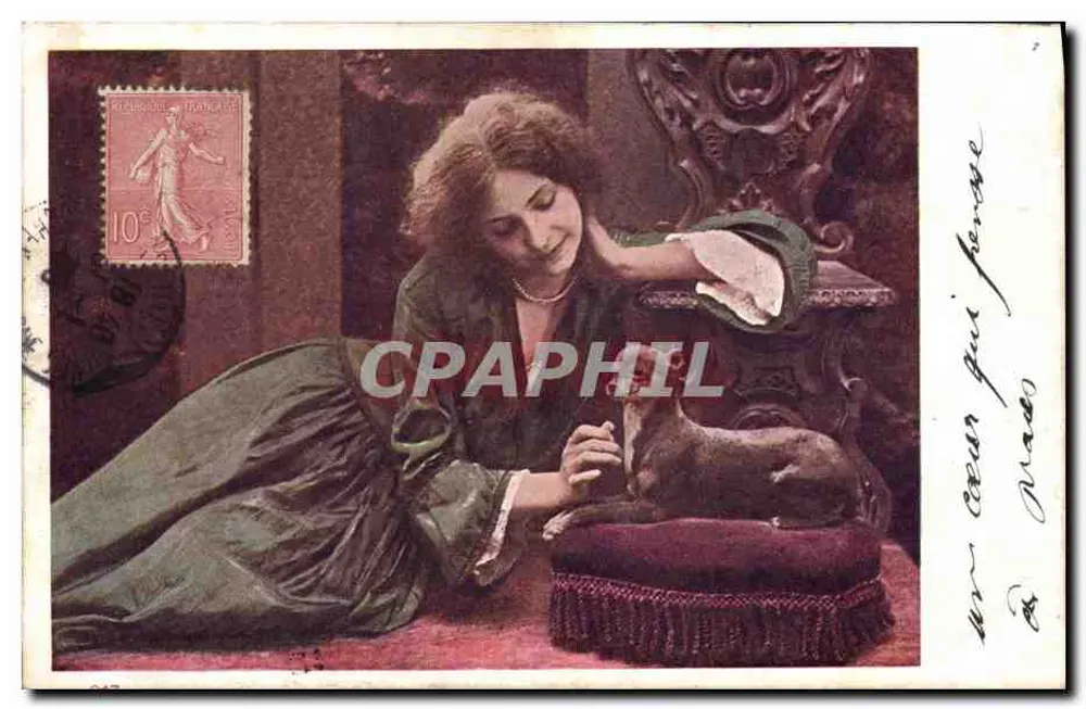 Mulher acariciando um pequeno cachorro — editor desconhecido, número de série não visível - Frente