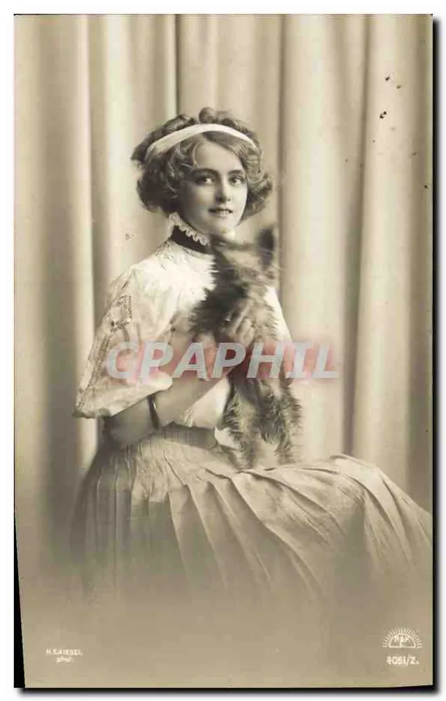 Joven mujer en vestido con volantes y bufanda rellena — H. SABEEL, fotógrafo — n° 4661/Z. - Anverso