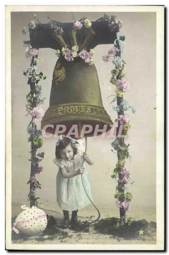 Menina diante de uma grande campainha decorada — editor A. ALEW, n° 2107 - Frente
