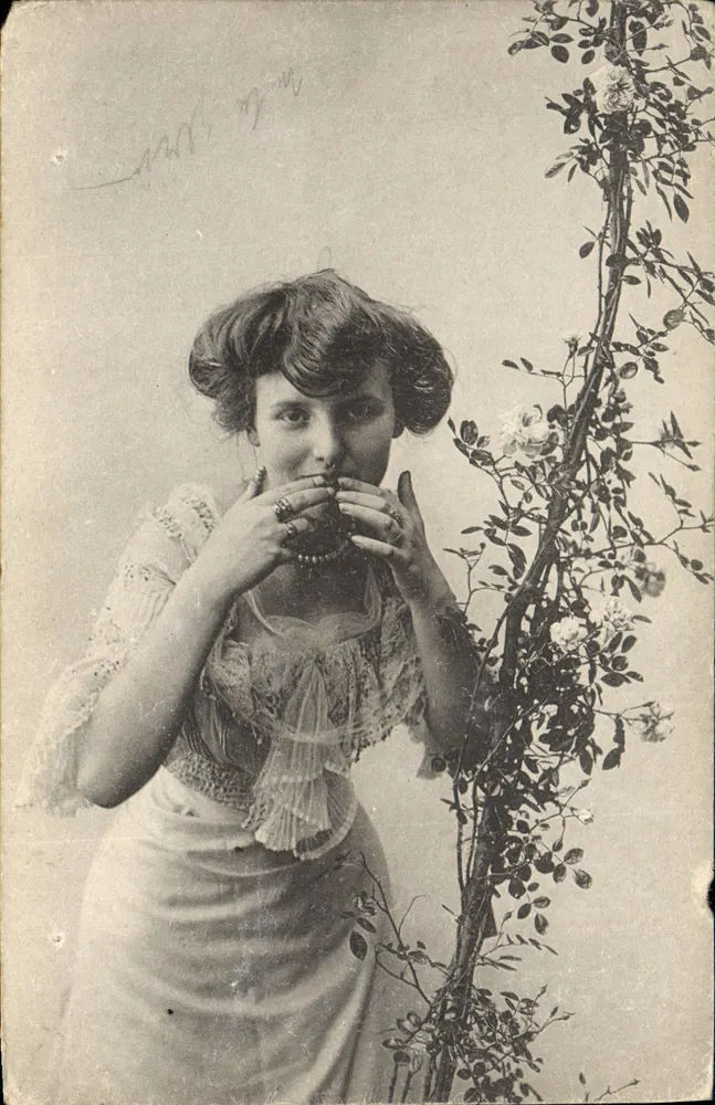 Jeune femme en robe à dentelle — pose avec rosier — éditeur TÉNÉHUM, Paris - Frente