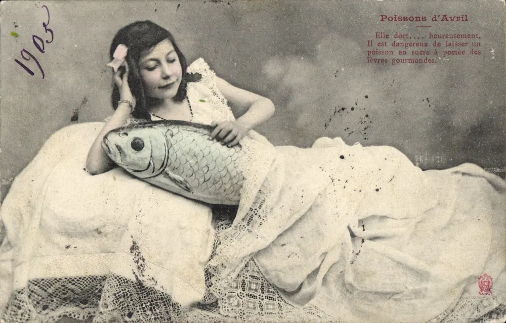 Junge Frau mit Fisch — April-Fisch — unbekannter Verlag, Seriennummer nicht sichtbar - Vorderseite