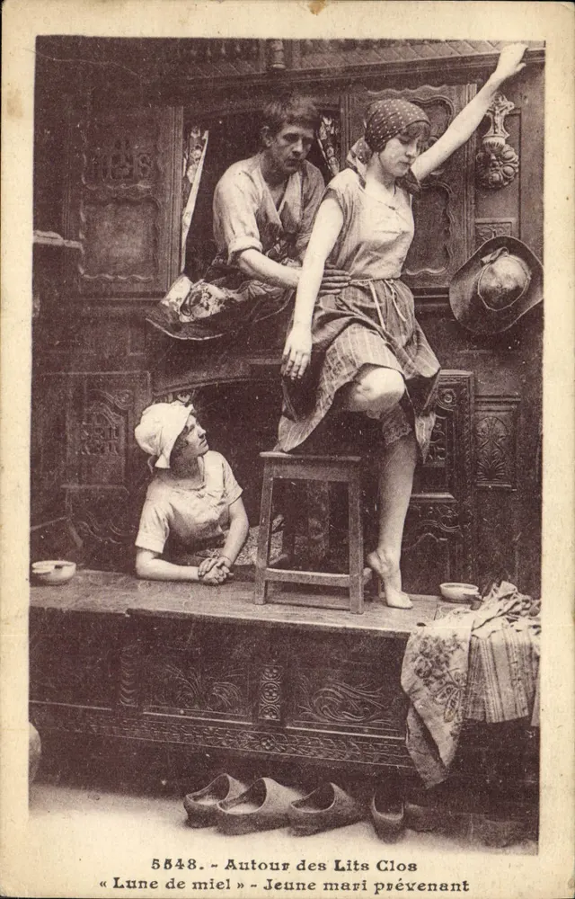 Vorsichtiger junger Bräutigam — intime Szene um die Ehebetten — Verlag: Hochzeit, Nr. 5548 - Vorderseite