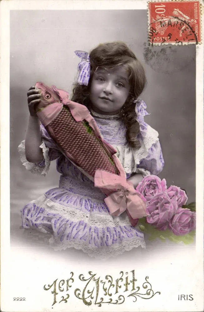 Mädchen mit einem dekorierten Fisch — Verlag Iris, Nr. 2222 - Vorderseite