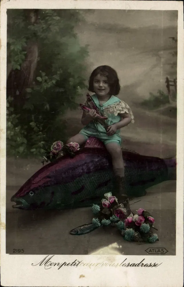 Kleine Mädchen sitzt auf einem großen Fisch — Atlas n°2195 - Vorderseite