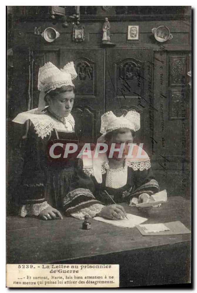 Deux jeunes femmes en costume traditionnel — scène de lettrage — éditeur 'La Lettre au prisonnier de Guerse' n° 5239 - Anverso
