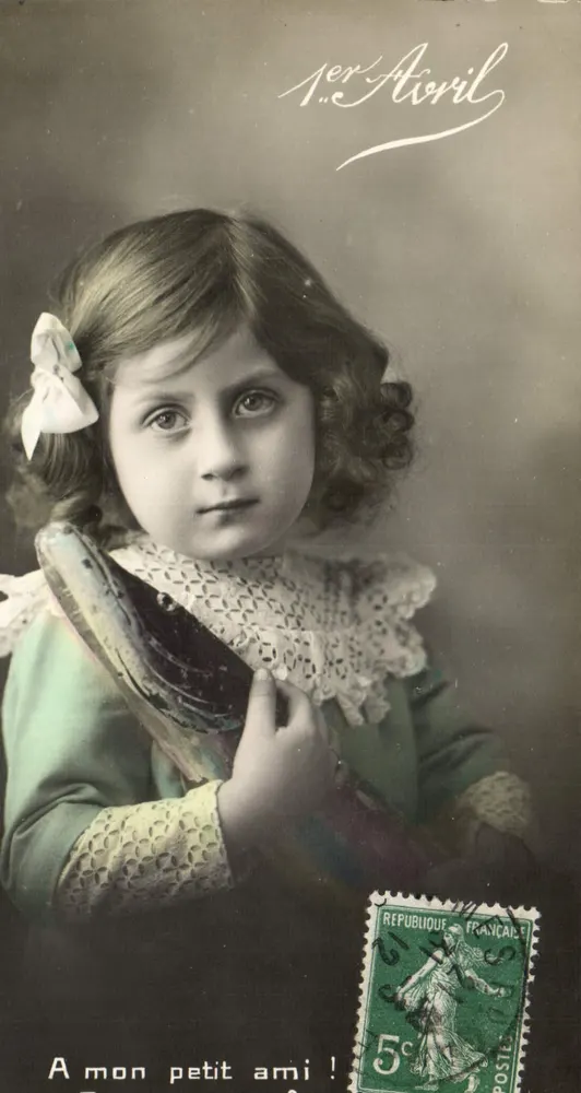 Kleine Mädchen mit einem Fisch — 1. April — unbekannter Verleger - Vorderseite