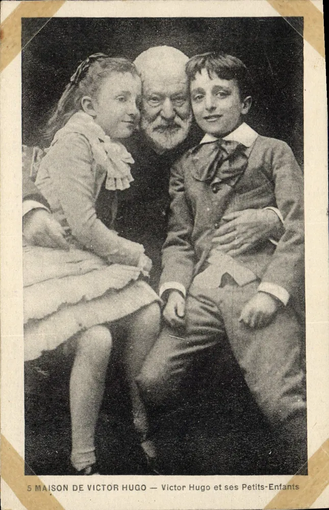 Maison de Victor Hugo — Victor Hugo et ses Petits-Enfants — G. Bouchet, phot.édit. de l'Hôpital, Paris - Anverso