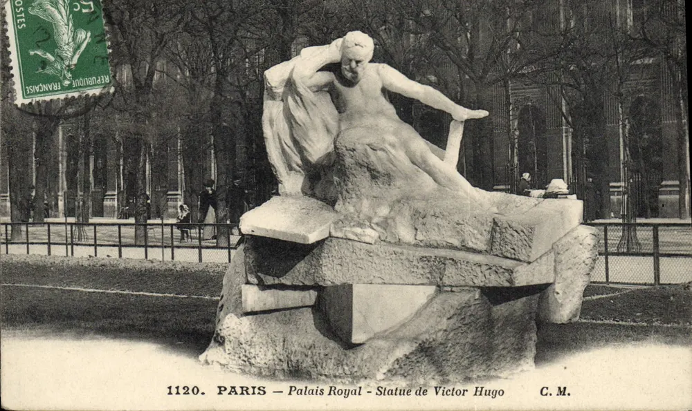 Paris — Palácio Real — Estátua de Victor Hugo — C.M. n°1120 - Frente