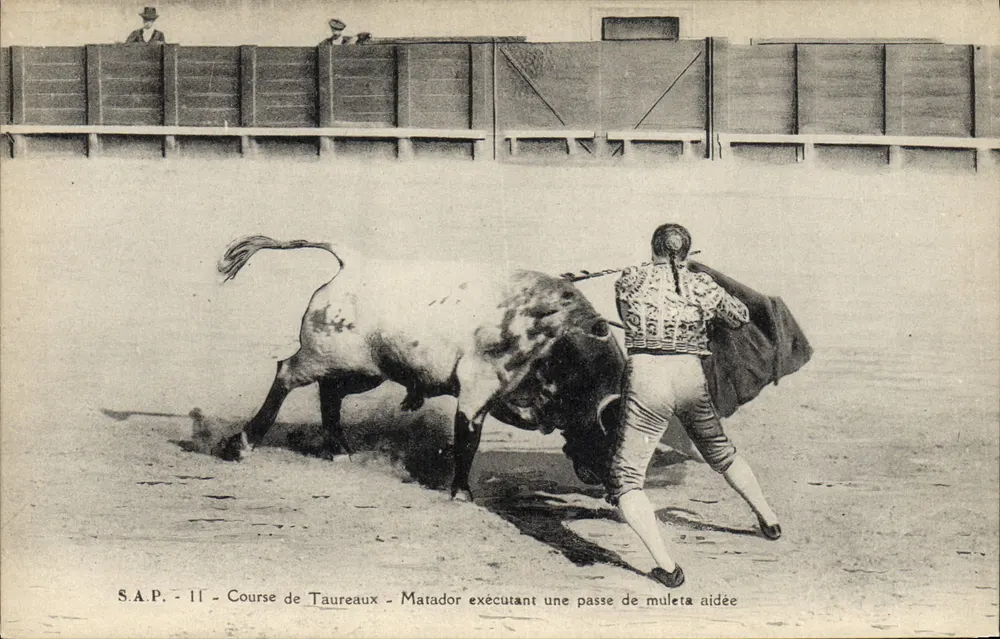 Stierkampf — Matador, der eine Muleta-Pass mit Unterstützung ausführt — S.A.P. - 11 - Vorderseite