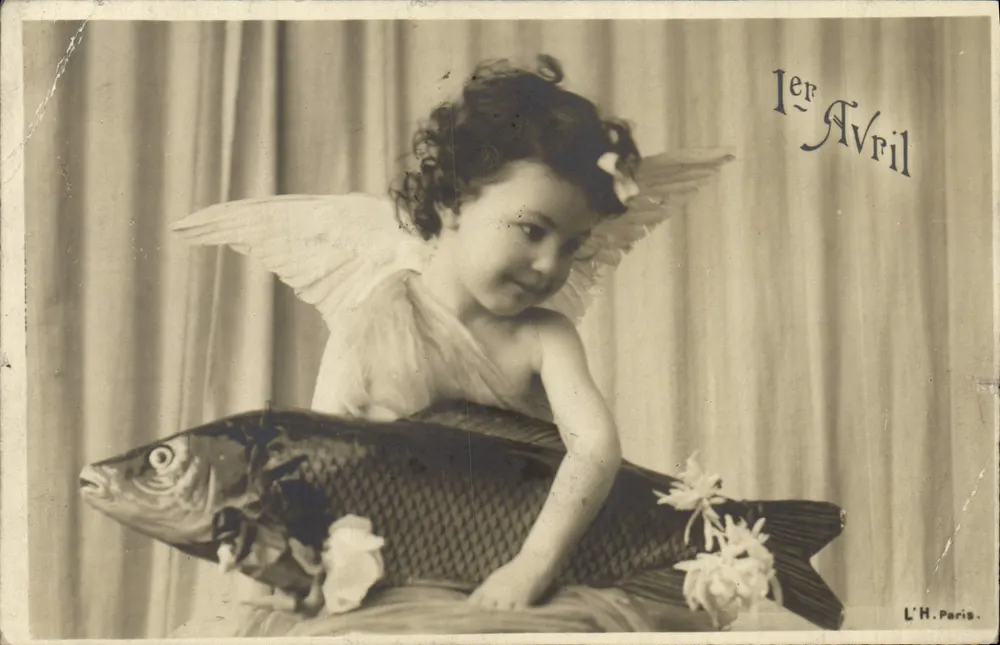 Engelkind auf Fisch — Szene zum Ostern — Verlag L'H. Paris - Vorderseite