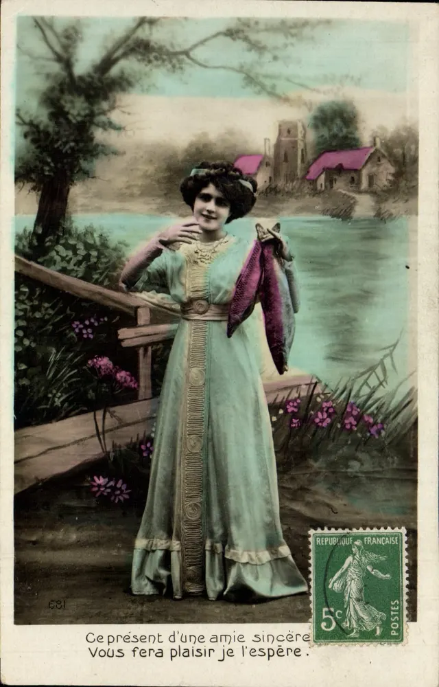 Junge Frau in hellblauer Robe — Flusslandschaft mit Haus — Verlag C81 - Vorderseite