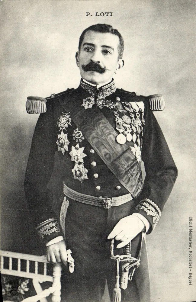 P. Loti — Retrato em uniforme militar ornado de condecorações — Childe Montautier, Rochefort - Frente