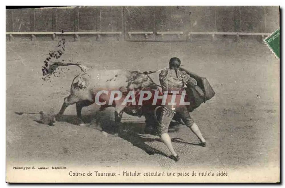 Stierkampf - Matador, der eine assistierte Muleta-Passage ausführt — Phototyp E. LAOUEUR MARSEILLE - Vorderseite