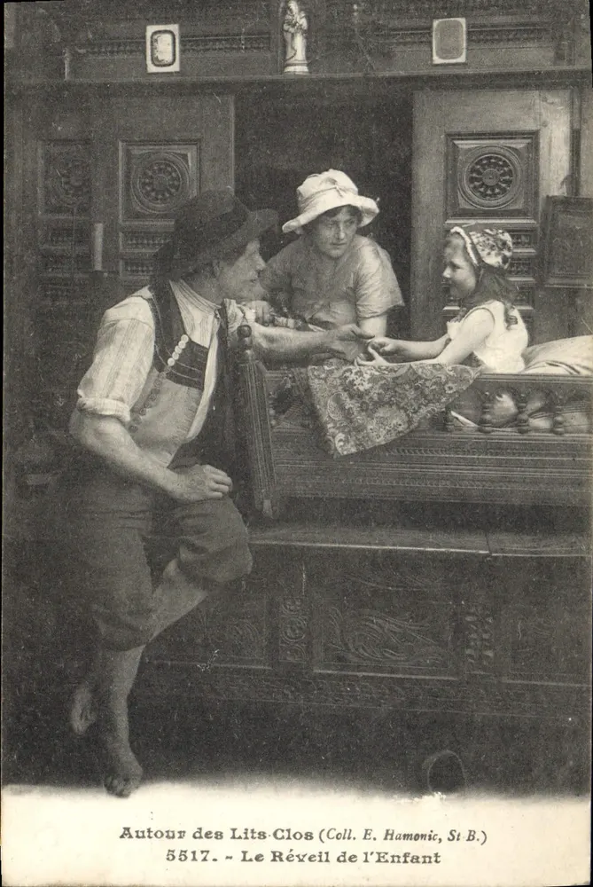 Ao redor dos Lits-Clos - O Despertar da Criança — Coll. E. Hamonic, St B. — n° 5517 - Frente